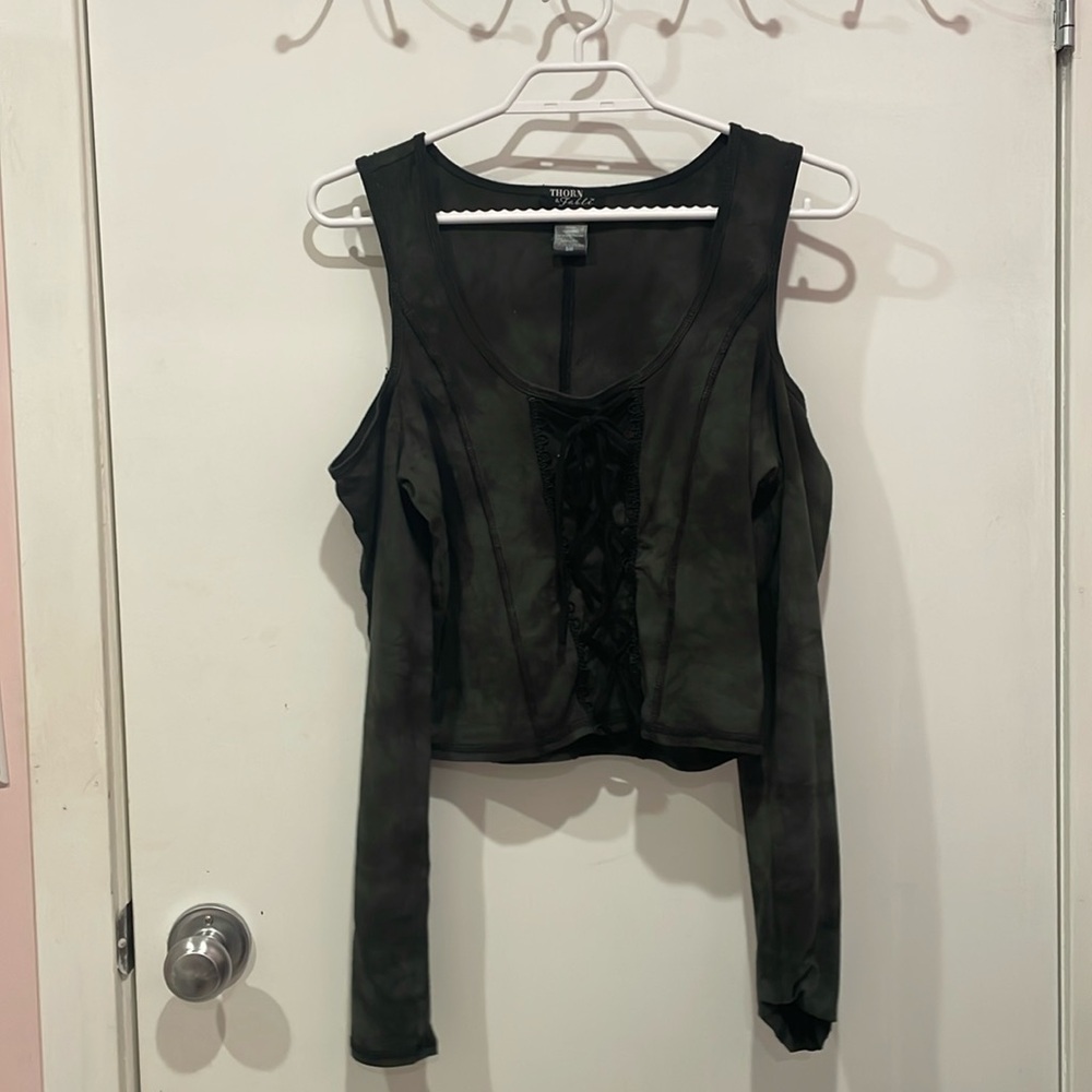 Women’s Hot Topic shoulderless top.